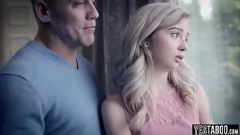 Afspelen Stiefvader's vervelende 'speciale knuffel' voor kleine blonde tienerpornoster
