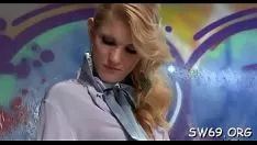 Reproduzir Supurar com chifres suga uma grande vara deturpada no resplendor e fica furioso