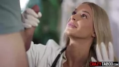 Reproduzir Doutora de mamas grandes Emma Hix dá um boquete desleixado durante o exame