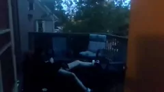 Oynat Dışarıda Orgasming: Balkonda Vibratör Oyun