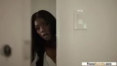 Guy Shemale üvey kızının büyük göğüsleri ve eyersiz