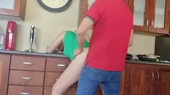 Reproducir El culo de la morena temblando doggystyle Fuck antes del almuerzo