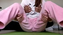 تشغيل أخت آسيوية البالغة من العمر 18 عامًا في بيجامات مع ثدي صغير وبلل ، كس قرني-إباحي هواة حقيقي محلي الصنع
