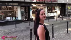 Jouer Bold Emma Secret obtient un levrette public et un éjaculation dans la ville