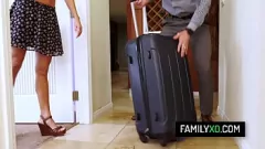 Afspelen Skinny blonde stiefdochter Averie Moore in Taboo Family Porn