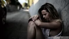 Redare Street Kid este constrâns în sex hardcore de un străin înstărit