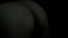 Jouer Latina milf descend dans l'obscurité froide avec un partenaire amateur