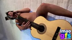 Oynat Esmer bebeğim paul gitar ve orta göğüsleri ile kendini zevk