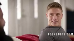 Odtwórz Muskularny pasierbik daje po raz pierwszy loda swoim pasierbom: gorące i hardcore spotkanie