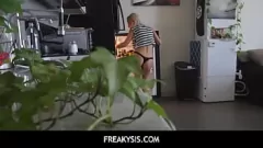 أخت Bella Rose لا يمكن أن تقاوم ديك زوجها المثالي لزوجها