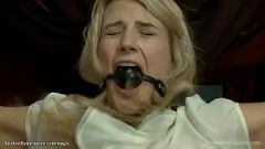 تشغيل Big Dick Avenger: يعاقب الكاهن الفتوة في جلسة الشرج القاسية