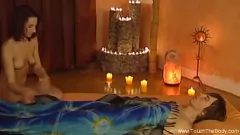 Abspielen Ölmassage führt zu einer dampfenden Begegnung: indischer MILF und weißer Liebhaber