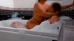 Afspelen Big Latina babe vervult haar jacuzzi -fantasie met enorme zwarte pik