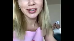 Jouer Vivi la fantasia fetish definitiva con SugarNadya mentre regala alle puttane bionde più calde una sessione di ceretta in primo piano sulla sua webcam