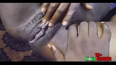 Afspelen Kijk hoe deze hete ebony tienerbabe geil wordt en haar exotische poesje vingert in deze stomende masturbatievideo