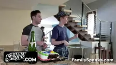 Afspelen Stiefzoon neukt zijn militaire stiefmoeder Lauren Phillips na haar dienst op het platteland - Rondborstige roodharige cowgirl rijdt hard