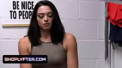 Reproducir Guardia de seguridad atrapa a un ladrón y le da una dura lección con una garganta profunda y un facial