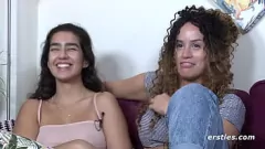 Abspielen Candella und Luna genießen ein wildes Lesbenabenteuer mit einem Doppeldildo im Doggystyle