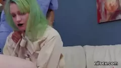 Redare Pisicuța nebună într-un azil bdsm și-a lins și futut fundul în timp ce face o muie la coș