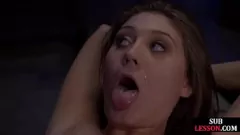 Redare Micuță dominată într-o sesiune de bdsm pervers, cu bătaie și biciuire de către stăpânii ei de sex masculin