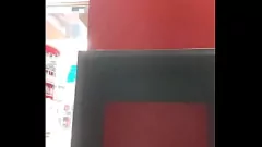 Afspelen Stiekeme voyeur betrapt stiefzus terwijl ze haar vuile voeten en slipje laat zien in een openbare supermarkt