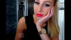 Odtwórz Moja blond europejska dziewczyna ogląda grzechy na kamerze wideo, nagrywając rozmowę w