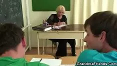 Redare Granny knot triada sex în sala de școală