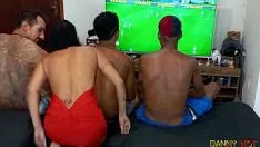 Abspielen A milf gostosa danny hot, chega no meio do jogo e parity tudo, e todos jogam a piroca na xota da vladimir putinha at&eacute Akzent; o jr hot fode ela també Akzent;m