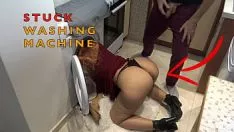 Oynat Pudden kafa hizmetçi çamaşır makinesinde şaşkın