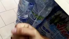 Oynat Bu adama bir başkomiserin reklamını yapması için hizmet etmek - halk ve sonra tehlikeli!