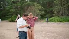 Redare Neasistat la bto fiecare. remarcă amuzantă și forță morală care înregistrează aproape o fotografie cu statuia nudă a lui Missy pe coasta mării.