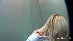 Odtwórz Magnetyczna czechosłowacka nimfomanka zostaje nakręcona na promenadzie i wysadzona w pow