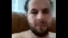 Reproduzir Pressionando a indignação de muhammad al-simulatei da república árabe da Síria, óleo residual na Suécia, apenas se masturbar e fazer algo horrível