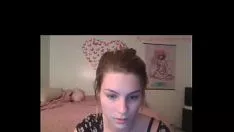 Redare Femeia fierbinte de la zxcam.com își mângâie pisicuța