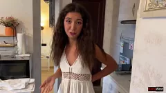 Redare Vecinul viclean devine obraznic: Masaj sexy la adolescent POV sub fusta