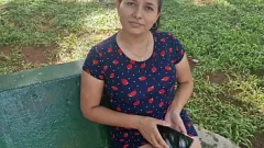 Jouer Une star du porno latina donne une pipe en levrette à un homme plus âgé