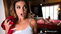 Abspielen Die kurvige MILF Alexis Fawx bringt Stiefschwester Dillion Harper zum Spritzen und Schlucken