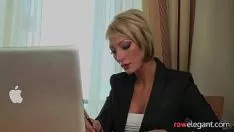 Reproduzir Masturbatinkle Milf flertar com o rabo dela